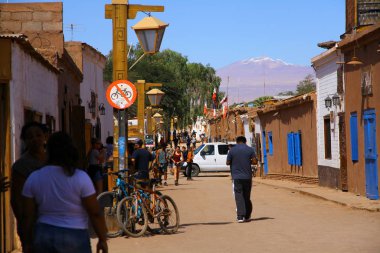 SAN PEDRO DE ATACAMA, ANTOFAGASTA, ŞİLİ - 11 Mart 2019. San Pedro de Atacama 'dan bir sokak manzarası, Şili' nin kuzeydoğusundaki And Dağları 'ndaki kurak yüksek bir yaylada geçen bir şehir.