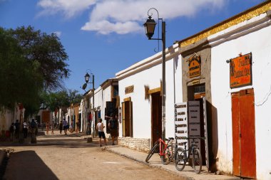 SAN PEDRO DE ATACAMA, ANTOFAGASTA, ŞİLİ - 11 Mart 2019. San Pedro de Atacama 'dan bir sokak manzarası, Şili' nin kuzeydoğusundaki And Dağları 'ndaki kurak yüksek bir yaylada geçen bir şehir.