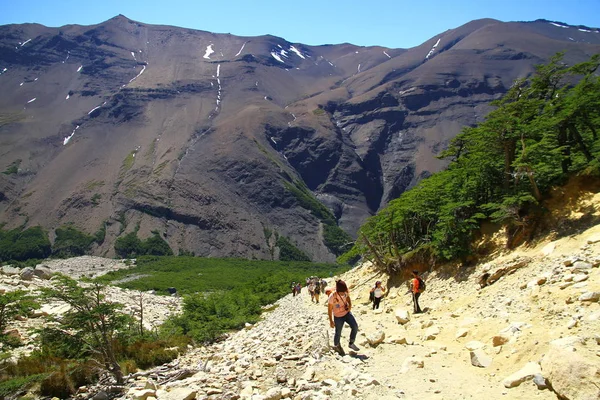 등산객들이 칠레의 타워스 기지로 산책로의 마지막어려운 구간을 오르고 — 스톡 사진