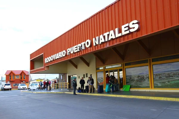Puerto Natales 'teki otobüs terminalinden bir görüntü. İnsanlar terminalin dışında bekliyor, Şili.