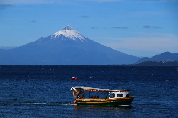 Uma Vista Barcos Lago Llanquihue Dia Ensolarado Chile — Fotografia de Stock