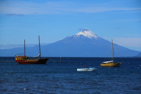 Güneşli bir günde Llanquihue Gölü 'nün manzarası, Şili