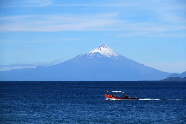 Güneşli bir günde Llanquihue Gölü 'nün manzarası, Şili
