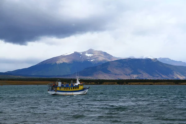 Widok Łodzi Jezioro Llanquihue Słoneczny Dzień Chile — Zdjęcie stockowe