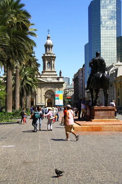 从阿尔马斯广场可以看到这个城市的主要广场 圣地亚哥大教堂和佩德罗 巴尔迪维亚雕像坐落在那里 — 图库照片