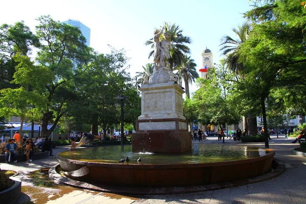 喷泉位于智利圣地亚哥市中心的主要广场 阿尔马斯广场 — 图库照片