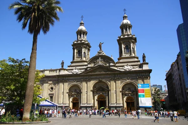从阿尔马斯广场可以看到这个城市的主要广场 大教堂和佩德罗 巴尔迪维亚雕像也位于这个广场上 — 图库照片