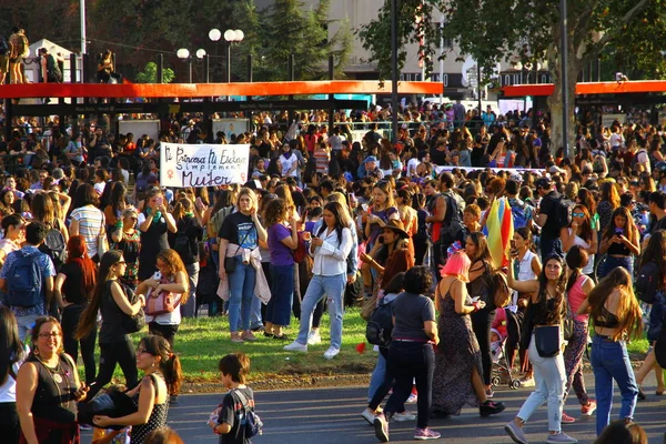 Widok Ludzi Maszerują Ulice Santiago Okazji Marca Światowego Dnia Kobiet — Zdjęcie stockowe