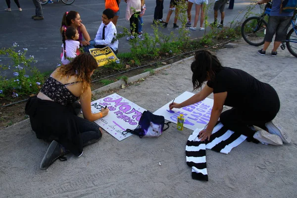 Widok Ludzi Maszerują Ulice Santiago Okazji Marca Światowego Dnia Kobiet — Zdjęcie stockowe