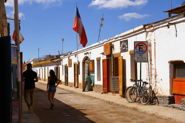 SAN PEDRO DE ATACAMA, ANTOFAGASTA, ŞİLİ - 11 Mart 2019. San Pedro de Atacama 'dan bir sokak manzarası, Şili' nin kuzeydoğusundaki And Dağları 'ndaki kurak yüksek bir yaylada geçen bir şehir.