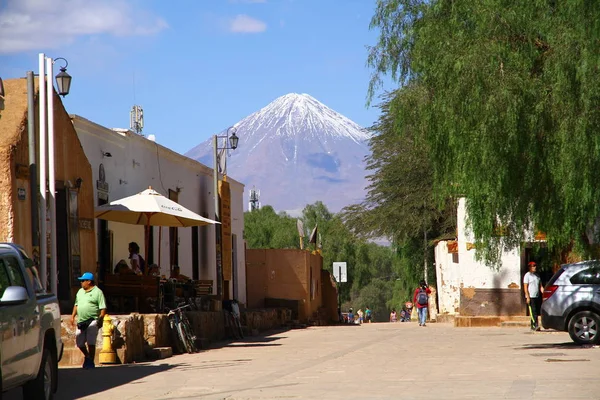 SAN PEDRO DE ATACAMA, ANTOFAGASTA, ŞİLİ - 11 Mart 2019. San Pedro de Atacama 'dan bir sokak manzarası, Şili' nin kuzeydoğusundaki And Dağları 'ndaki kurak yüksek bir yaylada geçen bir şehir.
