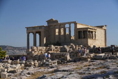 Atina, Yunanistan - 24 Nisan 2015. Parthenon Atina 'nın en bilinen antik hazinelerinden biridir ve Akropolis tepesinde yer alır.