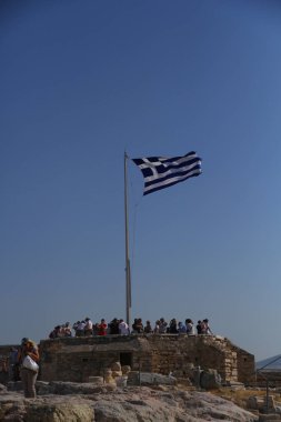 PARTHENON, ATENS, GREECE - 29 Eylül 2012. Parthenon manzarasında Yunan bayrağı