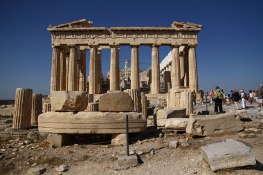 Atina, Yunanistan - 24 Nisan 2015. Parthenon Atina 'nın en bilinen antik hazinelerinden biridir ve Akropolis tepesinde yer alır.