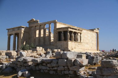 Parthenon Atina 'nın en bilinen antik hazinelerinden biridir ve Akropolis tepesinde yer alır.