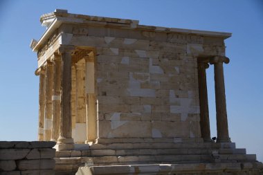 Parthenon Atina 'nın en bilinen antik hazinelerinden biridir ve Akropolis tepesinde yer alır.