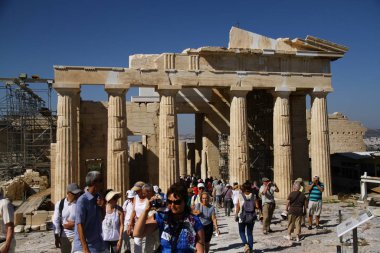 Atina, Yunanistan - 24 Nisan 2015. Parthenon Atina 'nın en bilinen antik hazinelerinden biridir ve Akropolis tepesinde yer alır.