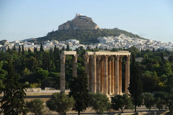 アテネギリシャの背景にリュカベタス山とオリンピアンゼウス神殿 — ストック写真