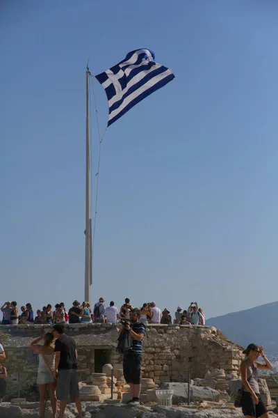 Parthenon Athen Griechenland September 2012 Griechische Flagge Auf Der Aussichtsterrasse — Stockfoto