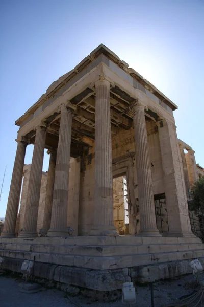 Parthenon นหน งในสมบ โบราณท ของเอเธนส และต งอย บนเน นเขาของ Acropolis — ภาพถ่ายสต็อก