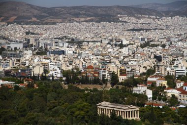 Parthenon Atina 'nın en bilinen antik hazinelerinden biridir ve Akropolis tepesinde yer alır.