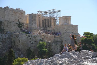 ATENS, GREECE - 29 Eylül 2012. Akropol, Atina 'da kayalık bir çıkıntının üzerinde yer alan antik bir kaledir ve Parthenon ve Erechtheion gibi çok sayıda antik binanın kalıntılarını içerir..