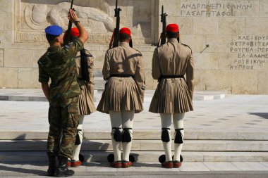 Bilinmeyen Asker Mezarı, Atina, Yunanistan - 29 Eylül 2012. Yunan Parlamentosu önündeki Meçhul Asker Mezarı 'nda nöbet değişimi gerçekleşti