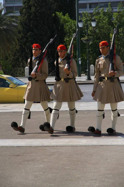 无名士兵墓 2012年9月29日 希腊雅典 在希腊议会前的无名士兵墓前举行了换岗仪式 — 图库照片