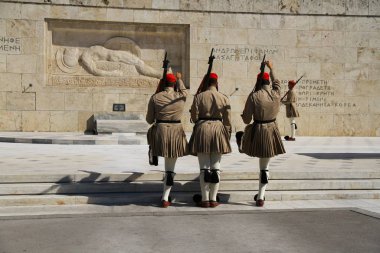 Bilinmeyen Asker Mezarı, Atina, Yunanistan - 29 Eylül 2012. Yunan Parlamentosu önündeki Meçhul Asker Mezarı 'nda nöbet değişimi gerçekleşti
