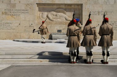 Bilinmeyen Asker Mezarı, Atina, Yunanistan - 29 Eylül 2012. Yunan Parlamentosu önündeki Meçhul Asker Mezarı 'nda nöbet değişimi gerçekleşti