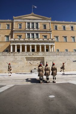 Bilinmeyen Asker Mezarı, Atina, Yunanistan - 29 Eylül 2012. Yunan Parlamentosu önündeki Meçhul Asker Mezarı 'nda nöbet değişimi gerçekleşti