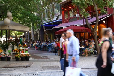 Monastiraki sokaklarından bir manzara. Burası yerel halk ve turistler, Atina ve Yunanistan için popüler bir buluşma noktası