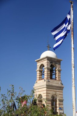 Aziz Isidore Kilisesi 'nin çan kulesi Lycabettus Dağı' nın tepesinde, Atina, Yunanistan
