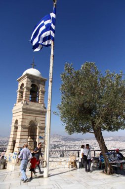 Aziz Isidore Kilisesi 'nin çan kulesi Lycabettus Dağı' nın tepesinde, Atina, Yunanistan