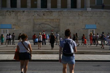 ATENS, GREECE - 24 Nisan 2015. Parlamento Binası önündeki Meçhul Asker Mezarı