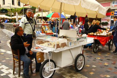  Yerel pazardan bir manzara. Tezgahlar taze meyve ve sebze sağlıyor..