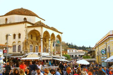 ATENS, GREECE - 24 Nisan 2015. Monastiraki manzarası. Yerel halk ve turistler için popüler bir buluşma noktası..