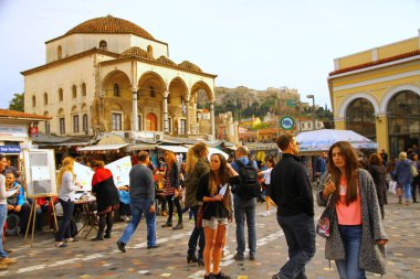 ATENS, GREECE - 24 Nisan 2015. Monastiraki manzarası. Yerel halk ve turistler için popüler bir buluşma noktası..