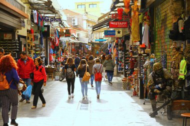 ATENS, GREECE - 24 Nisan 2015. Monastiraki manzarası. Yerel halk ve turistler için popüler bir buluşma noktası..