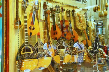 ATENS, GREECE - 24 Nisan 2015. Bouzouki bir Yunan müzik enstrümanıdır..