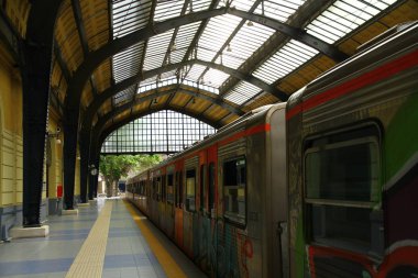 Yunanistan 'daki eski tren istasyonunun manzarası