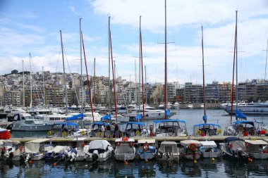 Yunanistan 'da güneşli bir yaz gününde rıhtıma yanaşmış yat ve yat manzarası