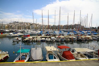 Yunanistan 'da güneşli bir yaz gününde rıhtıma yanaşmış yat ve yat manzarası