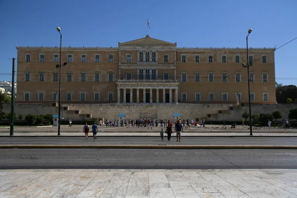 ATENS, GREECE - 24 Nisan 2015. Parlamento Binası önündeki Meçhul Asker Mezarı