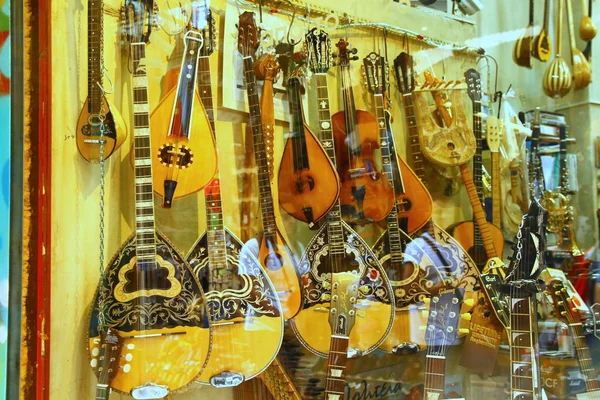 ATENS, GREECE - 24 Nisan 2015. Bouzouki bir Yunan müzik enstrümanıdır..
