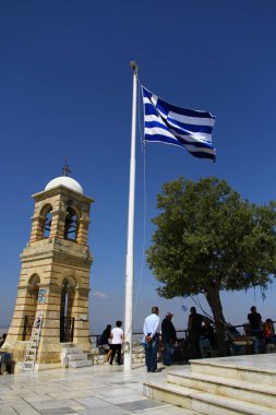 ATENS, GREECE - 29 Eylül 2012. Lycabettus Dağı 'nın tepesindeki Aziz Isidore Kilisesi' nin çan kulesi..