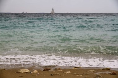 Ufuk çizgisindeki sahil manzarası çok güzel.