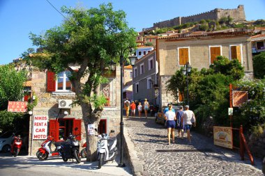 LESVOS, GREECE - 21 Ağustos 2018. Molyvos şehir merkezinden bir manzara.