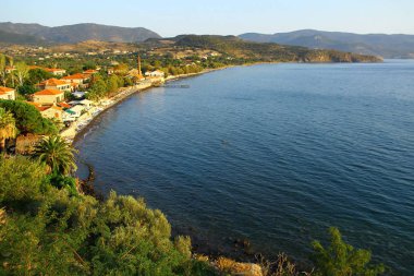 LESVOS, GREECE - 21 Ağustos 2018. Tepeden Molyvos kasabasının panoramik görüntüsü.