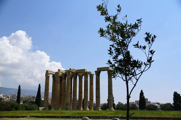 アテネのオリンピアンゼウス神殿とライカベタス山ギリシャ — ストック写真